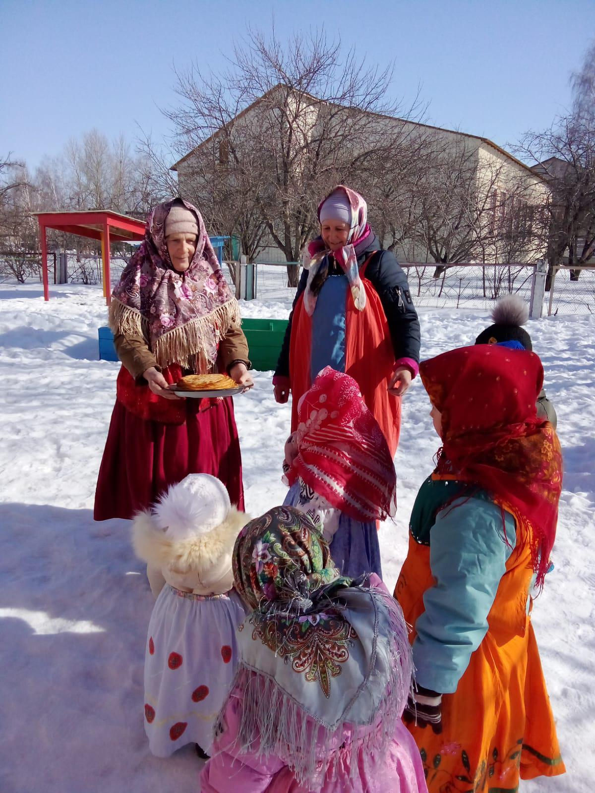 м. суздаль гуляния масленица. мероприятие посвященное масленице. фото зрителей сельского праздника. мероприятие посвященное масленице.