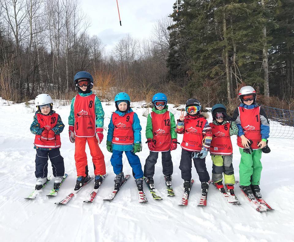 Лыжи ребенку в школу. Детский лыжный спорт. Детская горнолыжная школа. Горнолыжный спорт дети. Лыжи в школе.