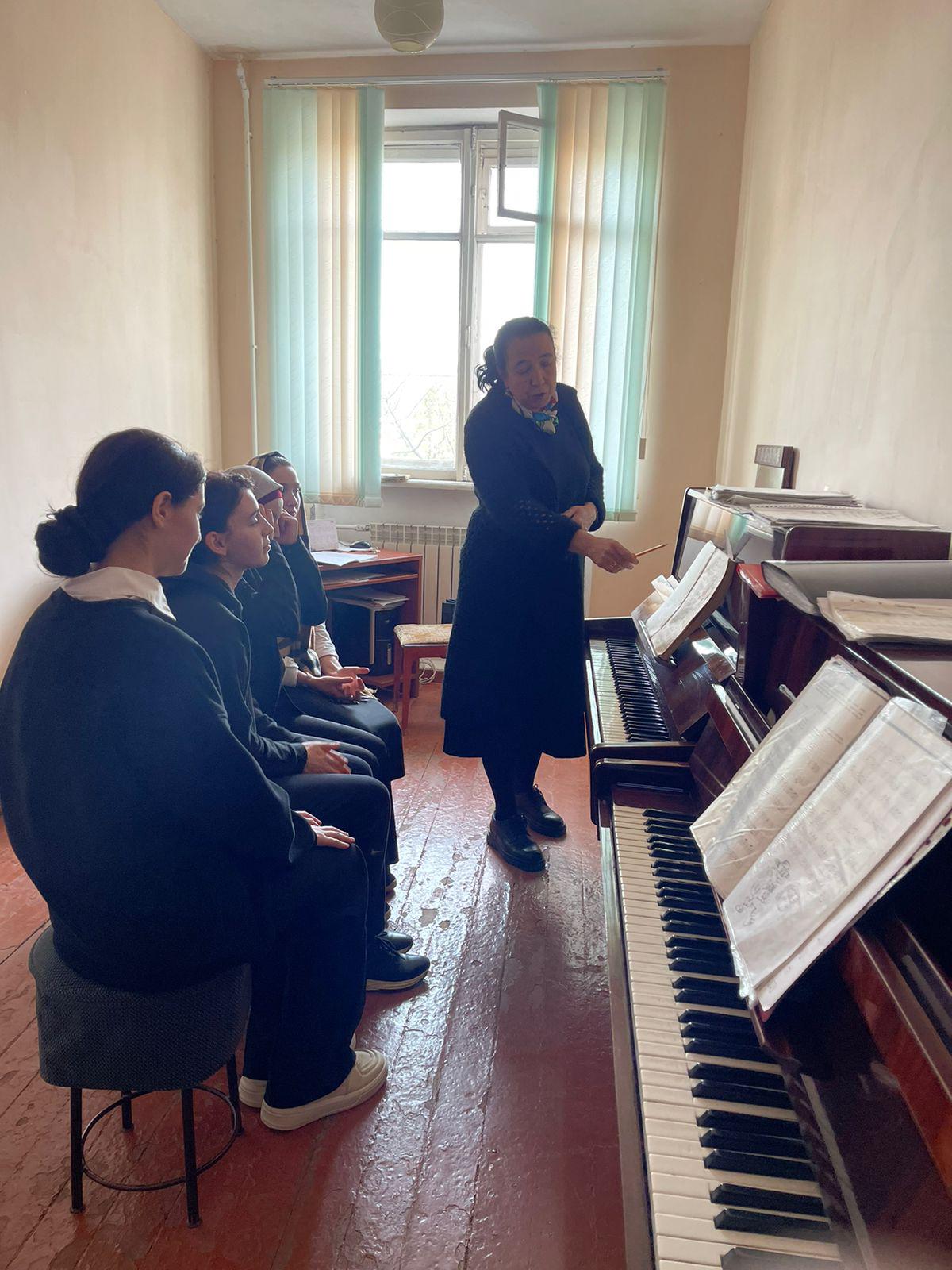 Не стреляйте в пианиста он. Не стреляйте в пианиста он. Не стесняйте в пианиста. Не стреляйте в пианиста. Не стреляйте в пианиста он играет как умеет.