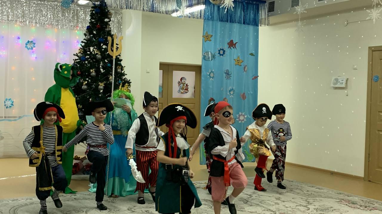 Новый год чудесный праздник пусть. Новогодний натюрморт. Скоро новый год!. Новый год чудесный праздник пусть. Открытка с счастливым праздниками новогодними.