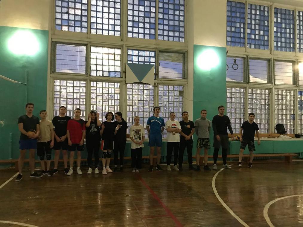 Сайт орска отт. Соревнование по волейболу между школами в 1980х. Волейбол девочки против мальчиков. Волейбол между колледжами Новосибирск.